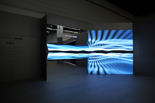 '2021 광주디자인비엔날레' 기아관에 들어서면 첫 번째로 보게 되는 조형물인 '디자인 아이덴티티 모뉴멘트 디스플레이' 모습. 기아 제공